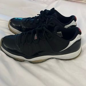 mens used jordans black and white and red in men’s 11- no box